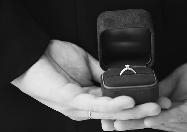 プロポーズに必要なアイテム「婚約指輪」