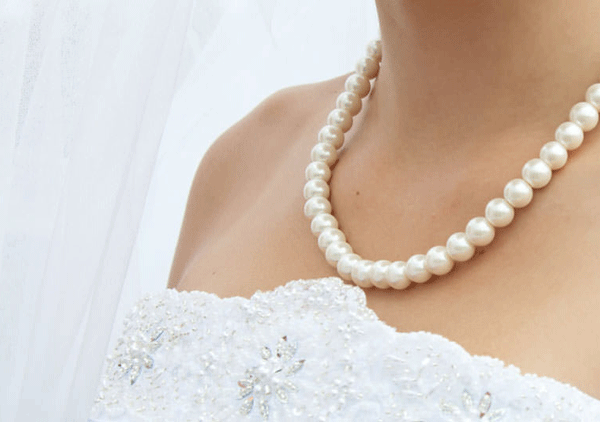 白ドレスには本物のあこや真珠ネックレスが似合うわけ | TOPICS | 静岡
