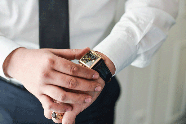 実用的な婚約記念品は「腕時計」男女ともに人気の理由