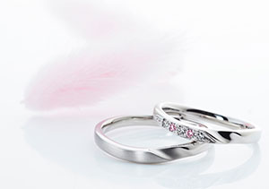 ピンク好きなあたなに！結婚指輪にカラーを施すアレンジとは